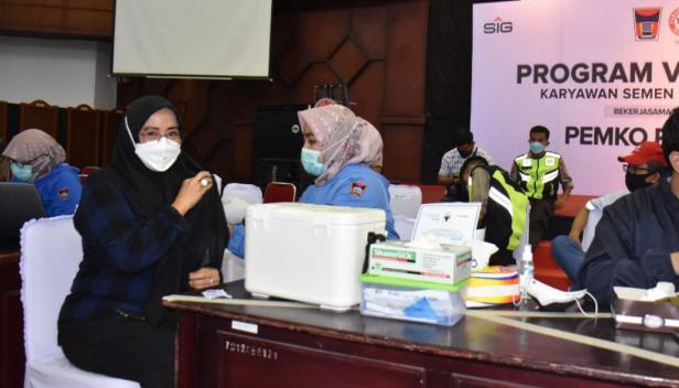 Salah seorang iatri karyawan mengikuti program vaksinasi di Gedung Serba Guna Semen Padang