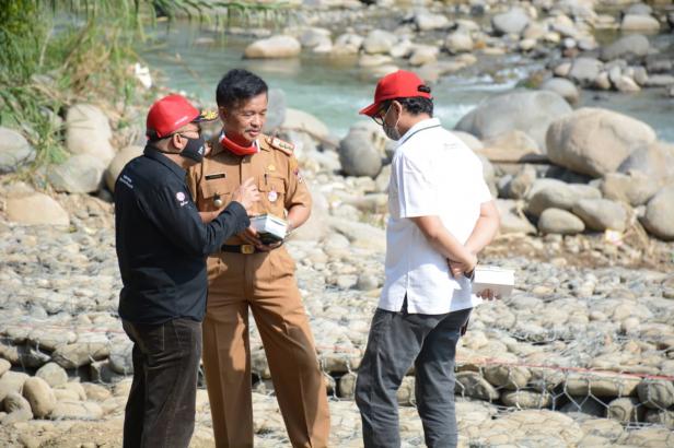 Kepala Departemen Komunikasi & Hukum Perusahaan PT Semen Padang Oktoweri (kiri) bersama Kepala Unit CSR Semen Padang Muhamad Ikrar (kanan) tengah berbincang-bincang bersama Camat Lubuk Kilangan Yalmasril saat meninjaubproses normalisasi intake Baringin.