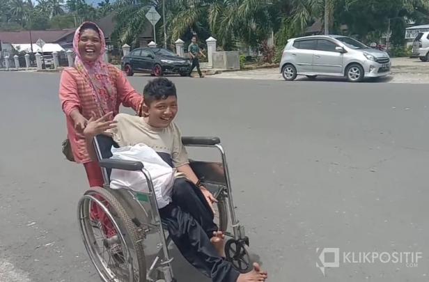 Kisah Seorang Ibu Demi Sebuah Kursi Roda Untuk Sang Anak Di Pasbar Klikpositif Com Media Generasi Positif