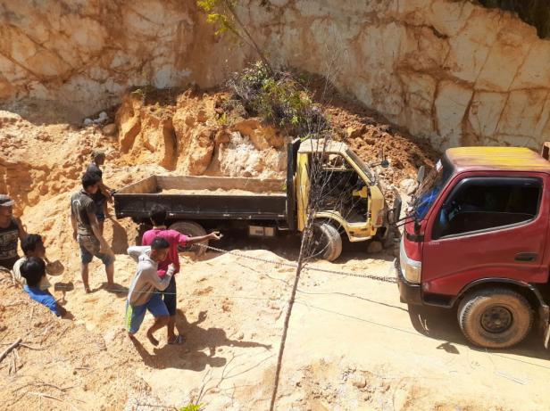 Saat beberapa orang warga menolong evakuasi korban di lokasi kejadian