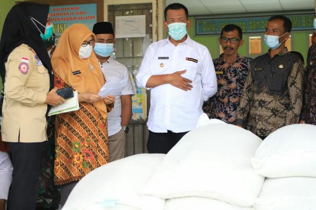 Bupati Pessel, Rusma Yul Anwar saat menyerahkan bantuan bencana banjir di IV Jurai dan Bayang