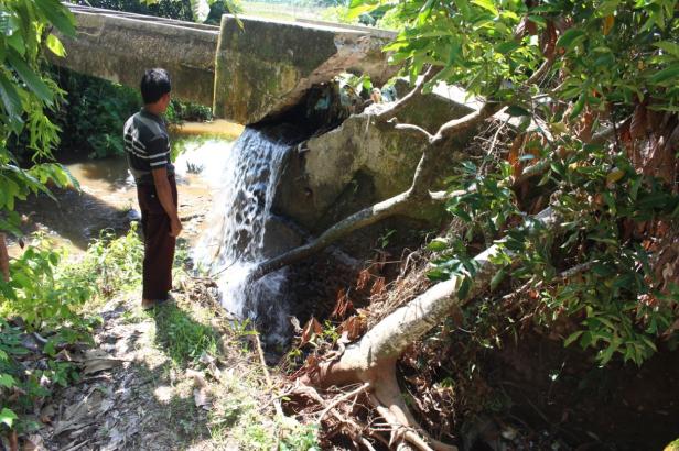 Kondisi bangunan saluran irigasi yang rusak di Nagari Koto Nan Tigo Surantih- Pessel