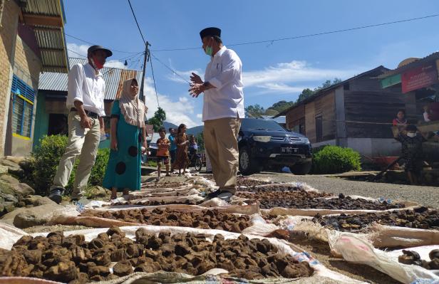 Nasrul Abit saat menyerap aspirasi petani Gambir di Taratak Sungai Lundang, Kecamatan Koto XI Tarusan, Kabupaten Pesisir Selatan