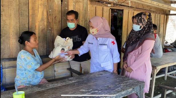 Tim Gerindra Sumbar menyerahkan bantaun uang tunai dan sembako dari anggota DPR RI Andre Rosiade kepada Ermita di Kampung Tangah, Kuranji, Kota Padang.