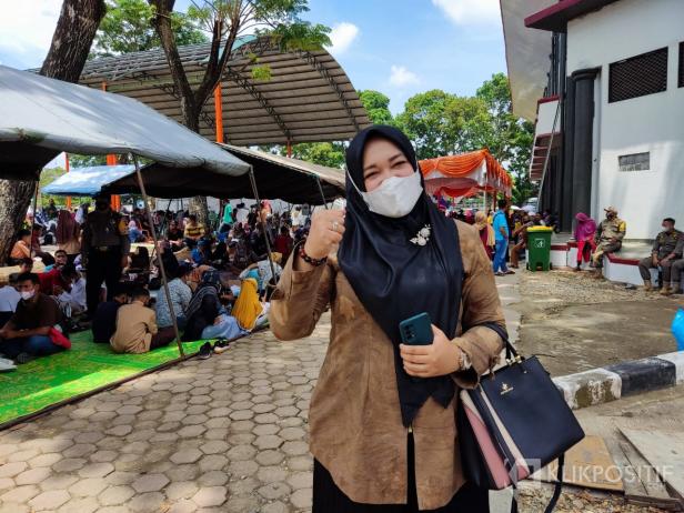 Wakil Ketua DPRD Wulan Denura saat meninjau Program Sumbar Sadar Vaksin di GOR M. Yamin Kubu Gadang, Payakumbuh.