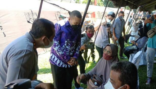 Wagub Sumbar Audy Joinaldy saat meninjau vaksinasi di Lapangan Imam Bonjol Padang, Sabtu(26/6/2021)