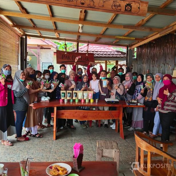 TCOSS Solsel Foto bersama usai Demo penyeduhan teh di Padang aro