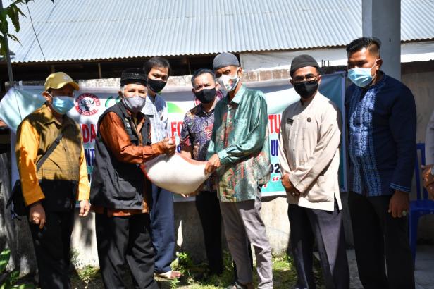 Ketua Forum Nagari Batu Gdaang Syafril Ulbi (dua dari kiri) menyterahkan bantuan sembako dari PT Semen Padang kepada masyarakat di Kelurahan Batu Gadang beberapa bulan lalu.