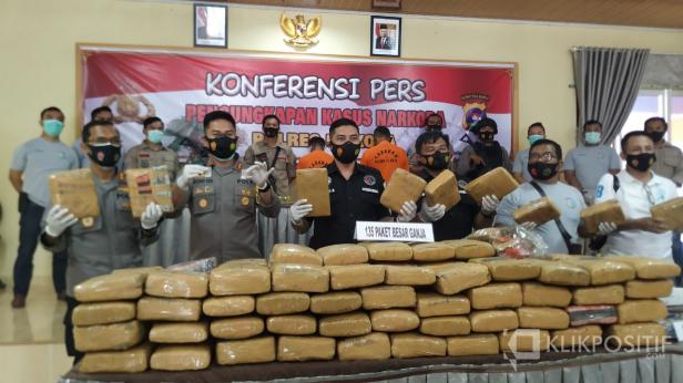 Dir Resnarkoba Polda Sumbar Kombes Pol Wahyu Sri Bintoro didampingi Wadir Reserse Narkoba AKBP Fery Herlambang, Kapolres Lima Puluh Kota AKBP Trisno Eko Santoso, dan Kapolres Payakumbuh AKBP Alex Prawira