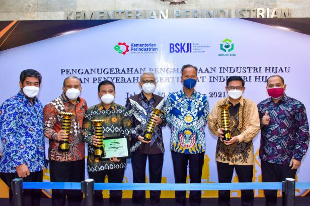 Dari kiri, Direktur Utama PT Semen Padang Yosviandri, Menteri Perindustrian Agus Gumiwang Kartasasmita, Sekjen Kementerian Perindustrian Dody Widodo, dan salah satu pimpinan perusahaan penerima Sertifikat Industri Hijau, diabadikan usai penyerahan di Gedung Kemenperin, Jakarta, Selasa (30/11/2021).