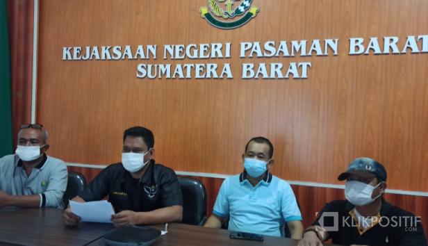 Kepala Kejaksaan Negeri (Kajari) Pasaman Barat, Ginanjar Cahya Permana didampingi Kasi Pidsus, Kasi Intel saat jumpa pers usai melakukan penetapan lima tersangka kasus dugaan perjalanan fiktif mantan anggota DPRD periode 2014-2019