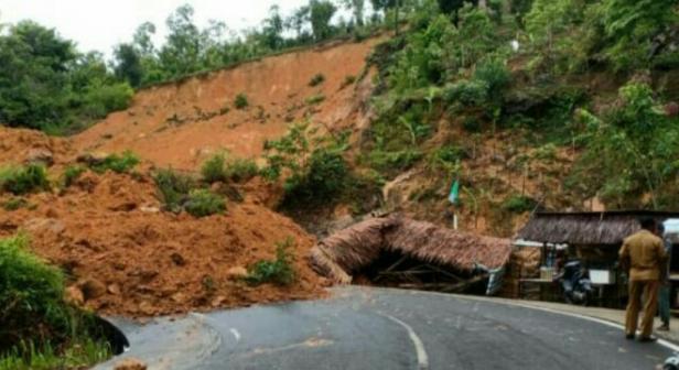 kondisi akses jalan tertutup longsor