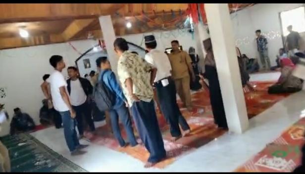 Video ricuh warga yang pro kontra dalam rapat sosialisasi pemilihan Bamus Nagari Punggasan Timur