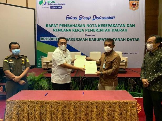 Penandatanganan kerja sama antara BPJamsostek dengan Pemkab Tanah Datar.