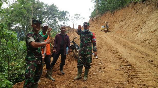 Dansatgas TMMD 109 Pessel, Letkol Inf. Gamma Arthadilla Sakti saat meninjau proses jalan baru di Kampung Dilan