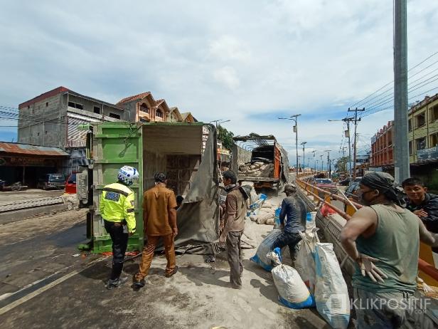 Truk Terguling di Flyover Bypass