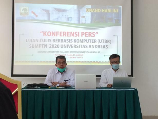 Rektor Unand Prof. Yuliandri dan Wakil Rektor I Unand Mansyurddin saat jumpa pers UTBK SBMPTN yang digelar di Unand