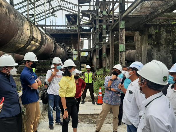 Rombongan Project Management Office (PMO) saat mengujungi Pabrik Indarung I PT Semen Padang yang merupakan pabrik pertyama di Indonesia dan Asia Tenggara yang berdiri sejak 1910.