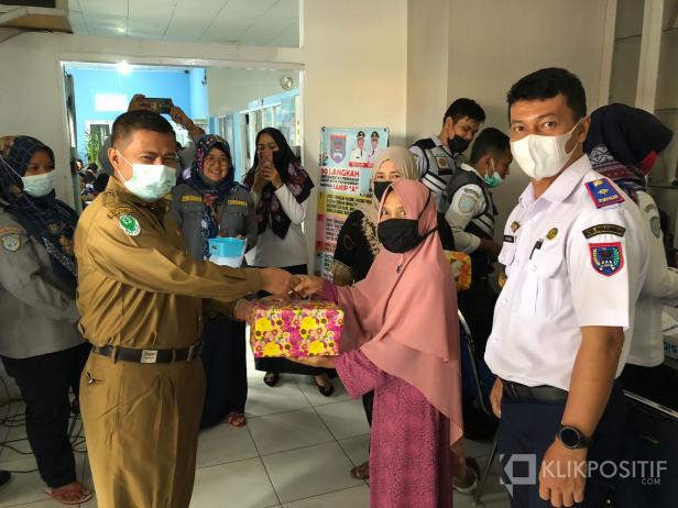 Usai vaksinasi, warga menerima bingkisan menarik dari Dishub Payakumbuh