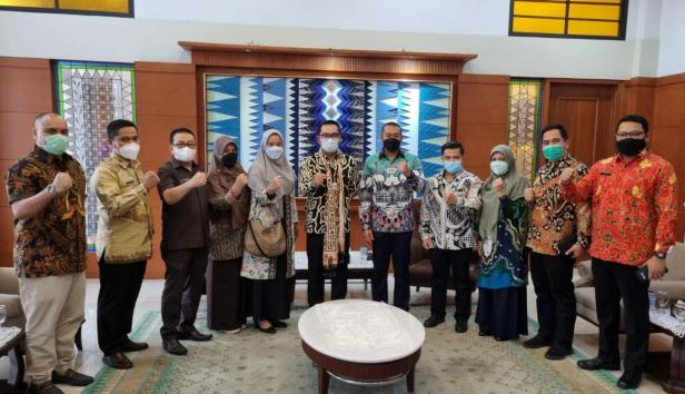 Rombongan Pemprov Sumbar saat bertemu Gubernur Jabar Ridwan Kamil