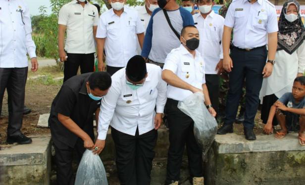 Wagub Sumbar Audy Joinaldy saat menebar benih ikan di Padang Pariaman