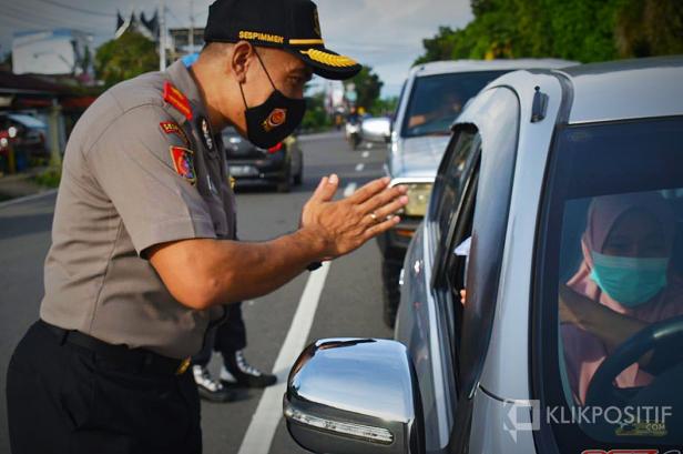 Wakil Kepala Kepolisian Resor Pasaman Barat Kompol Abdus Syukur saat membagikan takjil kepada pengendara jalan raya