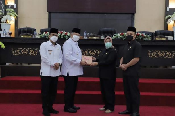 Wako Solok, H. Zul Elfian dan Wawako Solok Ramadhani Kirana Putra menyerahkan nota ranperda pertanggungjawaban APBD 2020