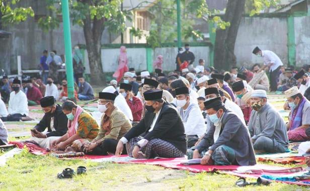 Wali Kota Solok, Zul Elfian bersama Wawako Reinier mendengarkan khutbah Salat Idul Adha