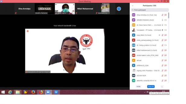 Tangkapan layar webinar. Terlihat Dirut PT Semen Padang Yosviandri menyampaikan kata sambutan saat oembukaan webinar series yang digelar PT Semen Padang.