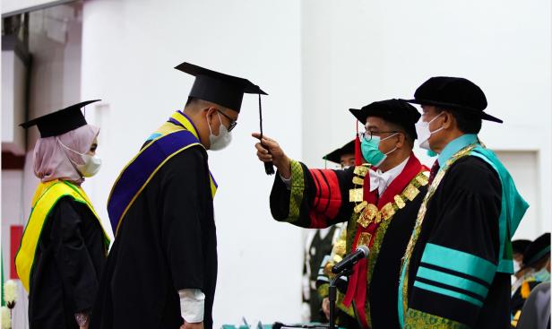 Rektor Unand Prof Yuliandri memindahkan jambul wisudawan