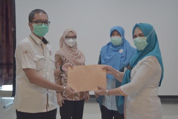 Penyerahan SK karyawan Tetap kepada salah satu pekerja honorer/kontrak di SPH diserahkan oleh Sekretaris Yayasan Semen Padang, Eko Bagus Priyuantoro, Senin, 30 November 2020