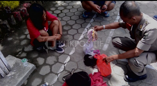 Salah seorang remaja perempuan yang diamankan oleh Satpol PP Padang