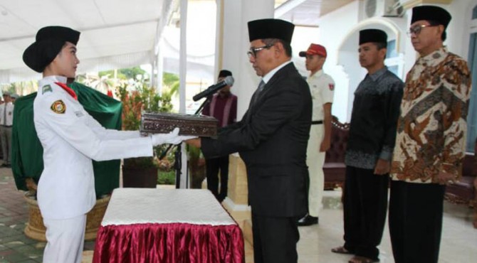 Walikota Bukittinggi Ramlan Nurmatias menerima bendera Sangsaka Merah Putih