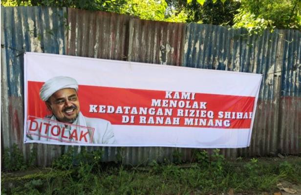 Sebuah spanduk monolak kedatangan Habib Rizieq Shihab (HRS) ke Sumbar terpampang di Jalan Agus Salim, Sawahan, Kota Padang, Selasa (1/12/2020).