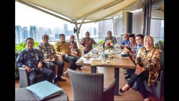 Anggota DPR RI dari daerah pemilihan Sumbar Andre Rosiade, foto bersama dengan Kepala Dinas Koperasi dan UMKM Provinsi Sumbar Nazwir dan Direktur Layanan dan Jaringan BNI Ronny Venir, serta sejumlah pejabat lainnya di lingkungan BNI dan Pemprov Sumbar.