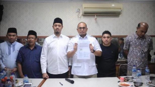 Andre Rosiade dan Erman Safar melihatkan kontrak politik kader Gerindra andai menang Pilwako Bukittinggi akan mencabut Perwako 40 dan 41/2018 pada Maret 2020 lalu.