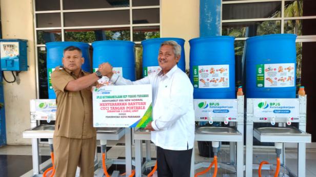 Penyerahan bantuan oleh BPJamsostek KCP Padang Pariaman untuk Pemkab