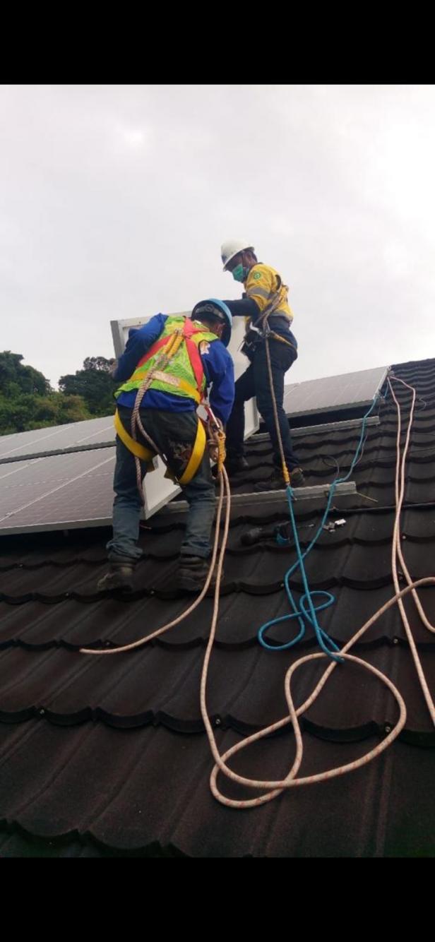 Sejumlah pekerja memasang panel surya Solar Cell di atas atap Pabrik Kantong PT Semen Padang di Bukit Putus, Kelurahan Pampangan Nan XX, Kecamatan Lubeg, Kota Padang.