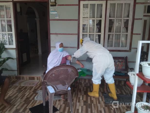 Petugas Satgas Covid-19 Lima Puluh Kota mengambil sampel swab warga Durian Gadang