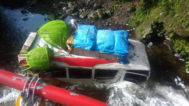 Bus yang masuk sungai akibat mengalami kecelakaan beruntun