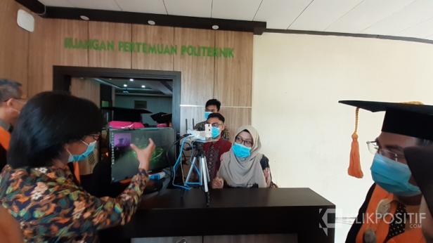 Dosen Teknik Elektronika Hendrick, ST., MT., Ph.D menjelaskan cara kerja perangkat scanner panas yang dapat mendeteksi panas tubuh manusia yang diduga terpapar Covid-19.