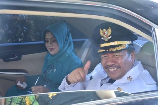 Bupati Agam Andri Warman bersama istri