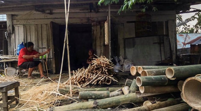 Seorang warga Payakumbuh yang berprofesi sebagai pengrajin bambu