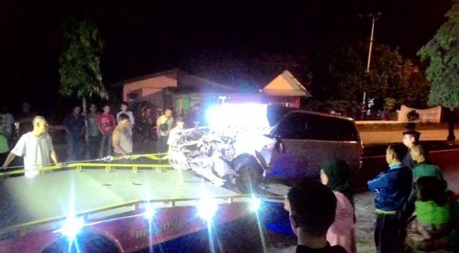 Kondisi mobil travel setelah menabrak truk di Painan.