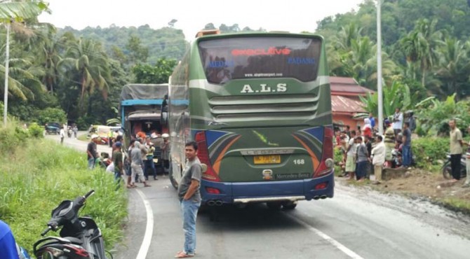 FLASH Tabrakan  Bus ALS VS Truk  di Pasaman KlikPositif 