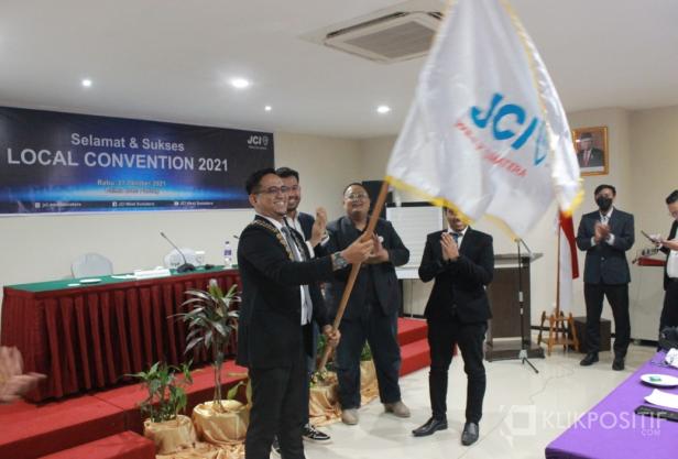 Owner SalamProject.id Borry Fonanda saat mengibarkan bendera JCI usai terpilih sebagai Local President of JCI West Sumatera pad Local Convention 2021 di Daima Hotel, Padang.