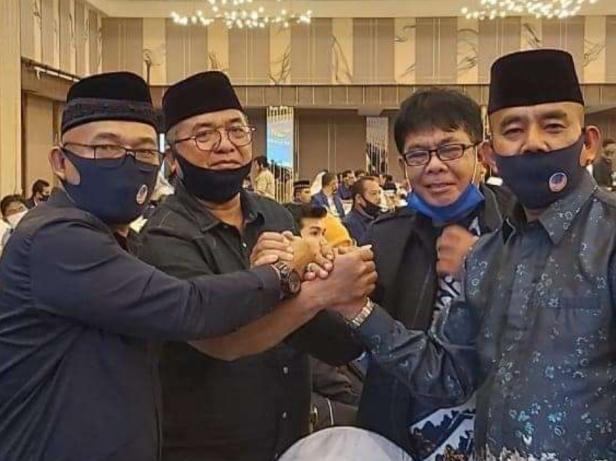 Bakal Calon Bupati Pasbar Yulianto (kiri), Ketua DPD Partai Nasdem Pasbar Achmad Namlis, Sekretaris Partai Nasdem Pasbar Z.Erwin dan Bakal Calon Wakil Bupati Pasbar Syafrial poto bersama usai menerima formulir dukungan pencalonan di Pangeran Beach hotel Padang, Minggu (30/8) malam.