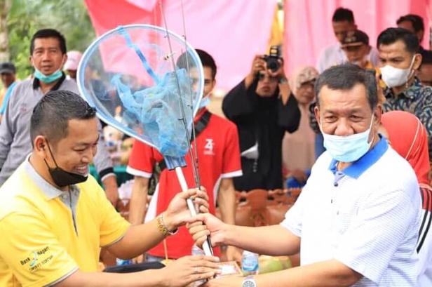 Bupati Pessel, Rusma Yul Anwar bersama masyarakat disela kegiatannya