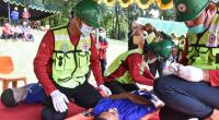 Salah satu tim yang mengikuti SHE Challenge tengah melakukan simulasi P3K terhadap korban kecelakaan kerja saat kegiatan SHE Challange yang dugelar PT Semen Padang dalam rangka Bulan K3 Nasional dan Mutu Tahun 2022 yang digelar Rabu (26/1/2022) di Fire Ground Semen Padang.