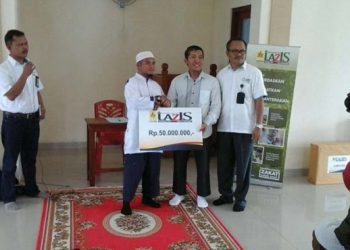 Lembaga Amil Zakat Infak dan Sedekah (LAZIS) PLN Wilayah Sumbar menyerahkan bantuan 10 unit komputer dan uang tunai sejumlah Rp80 juta pada Islamic Center (IC) di Kabupaten Mentawai, Kamis, 28 Juli 2016.